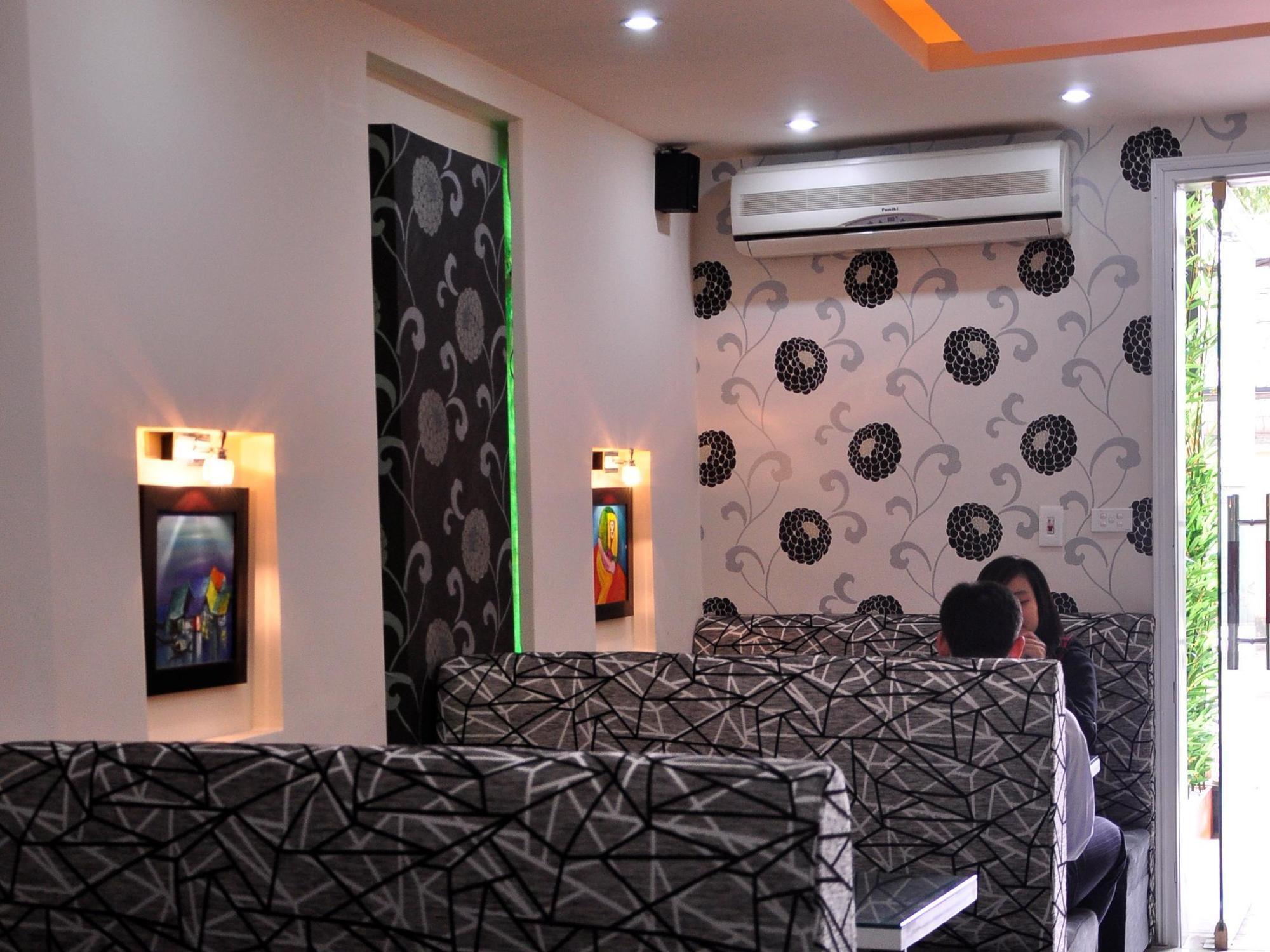 RedDoorz near Lotte Center Hanoi Buitenkant foto